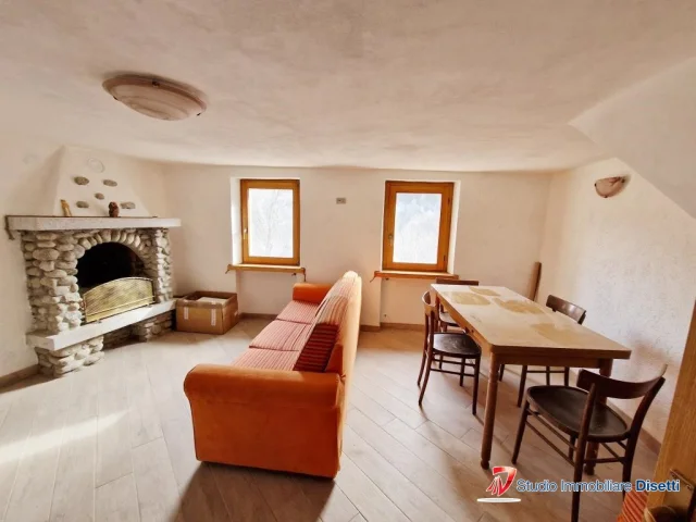 Edolo vendesi porzione di casa in carattestico borgo