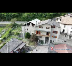 Malonno lava vendesi ampio fabbricato con corte