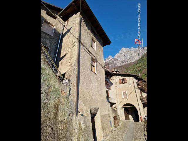 Appartamenti in Vendita - Losine vendesi casa indipendente