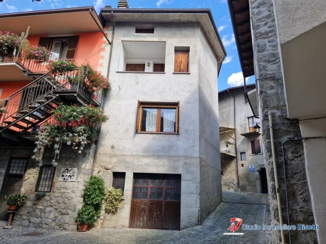 Niardo vendesi casa con garage
