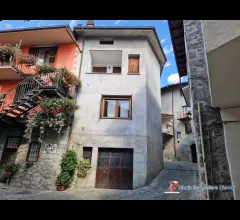 Niardo vendesi casa con garage