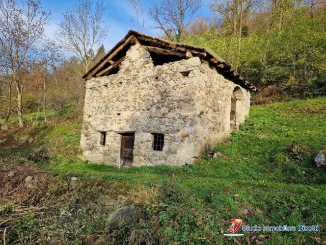Appartamenti in Vendita - Malonno vendesi rustico da ristrutturare con terreno