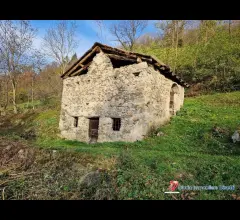 Appartamenti in Vendita - Malonno vendesi rustico da ristrutturare con terreno