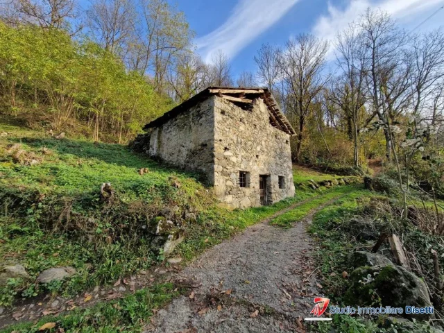 Appartamenti in Vendita - Malonno vendesi rustico da ristrutturare con terreno