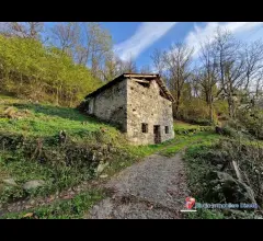 Appartamenti in Vendita - Malonno vendesi rustico da ristrutturare con terreno