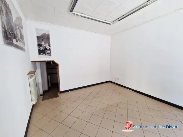Appartamenti in Vendita - Edolo centro affittasi locale commerciale