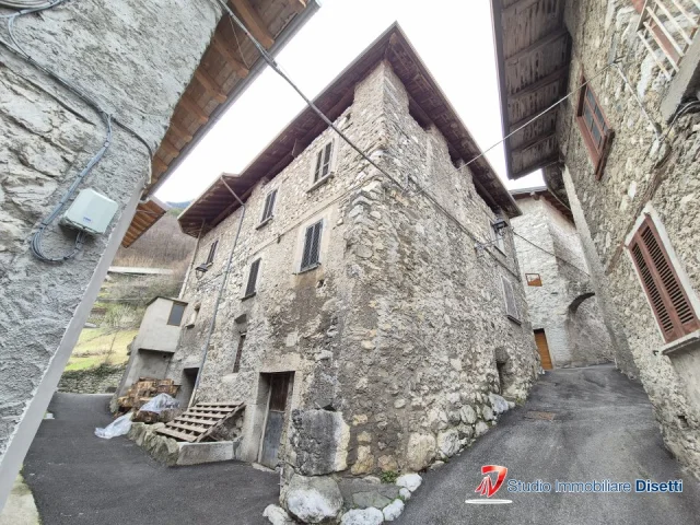 Appartamenti in Vendita - Cerveno centro storico vendesi casa terracielo