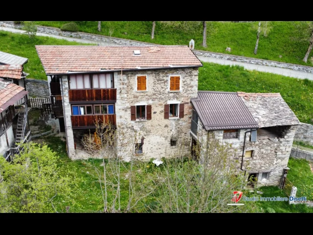 Cevo vendesi porzione di casa con terreno privato