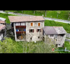 Cevo vendesi porzione di casa con terreno privato
