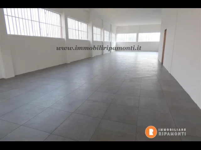 Appartamenti in Vendita - Laboratorio con parcheggi privati