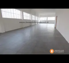 Laboratorio con parcheggi privati