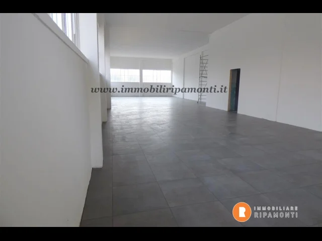 Appartamenti in Vendita - Laboratorio con parcheggi privati