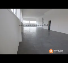 Appartamenti in Vendita - Laboratorio con parcheggi privati