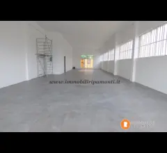 Capannone con parcheggio esterno