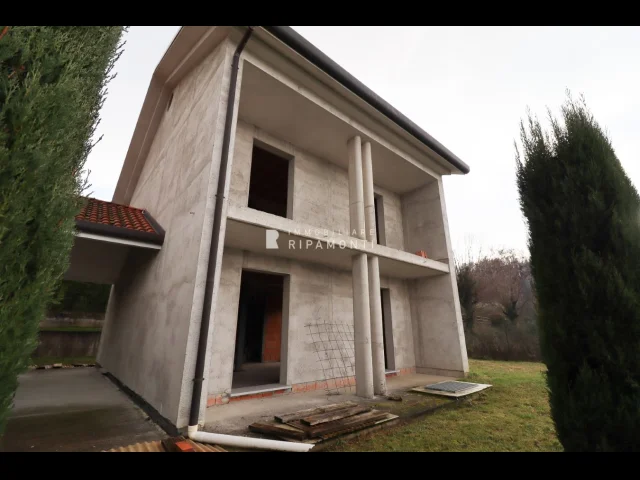 Appartamenti in Vendita - Villa singola a oggiono.