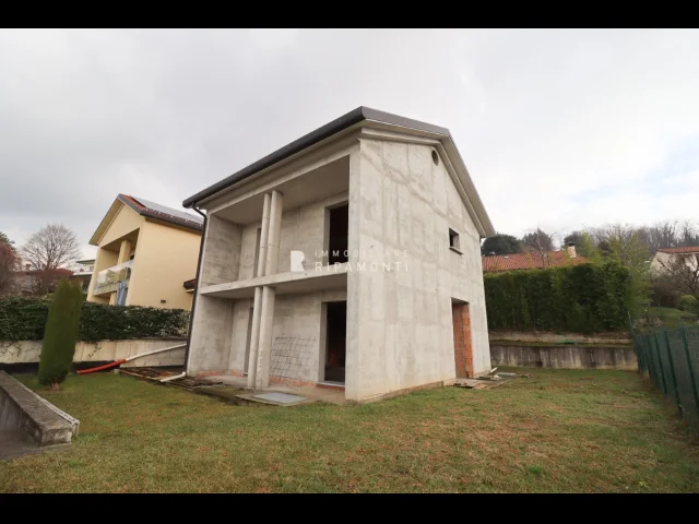 Appartamenti in Vendita - Villa singola a oggiono.