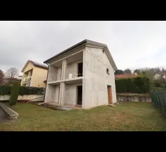 Appartamenti in Vendita - Villa singola a oggiono.