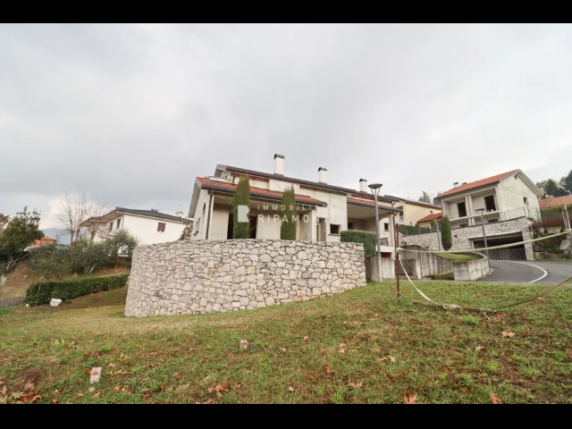 Appartamenti in Vendita - Villa bifamiliare ad oggiono.