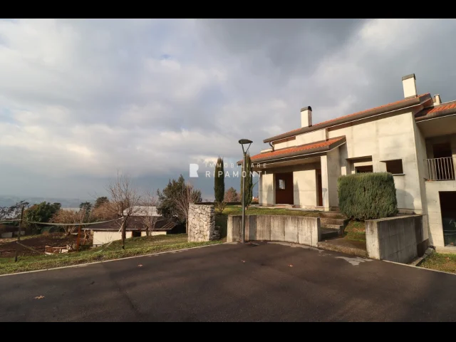 Appartamenti in Vendita - Villa bifamiliare ad oggiono.