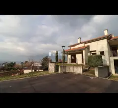 Appartamenti in Vendita - Villa bifamiliare ad oggiono.