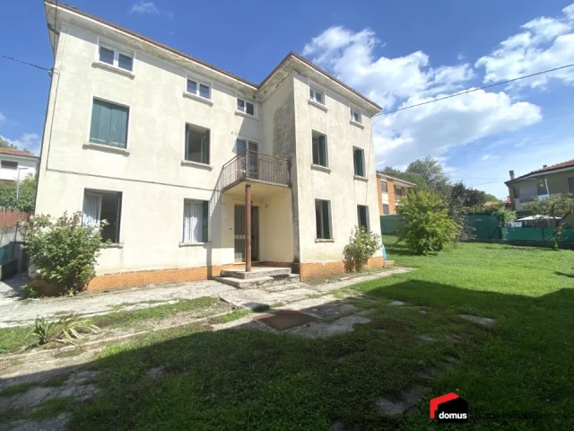 Appartamenti in Vendita - Lugo. abitazione singola con ampio giardino