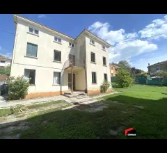 Appartamenti in Vendita - Lugo. abitazione singola con ampio giardino
