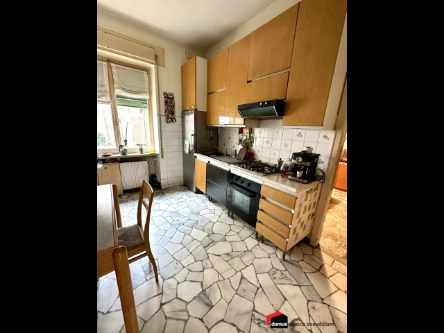 Appartamenti in Vendita - Lugo: abitazione indipendente e negozio