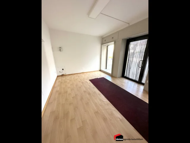 Negozio/ufficio piano rialzato