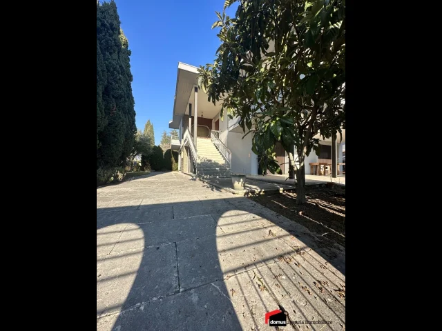 Appartamenti in Vendita - Zane'. villa singola ampio con giardino