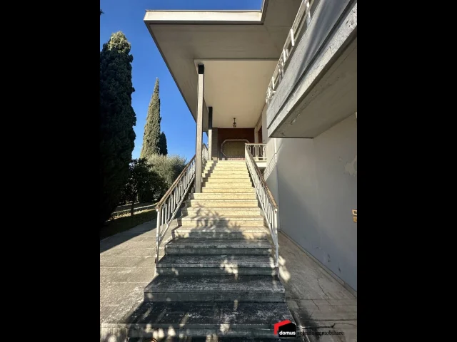 Appartamenti in Vendita - Zane'. villa singola ampio con giardino