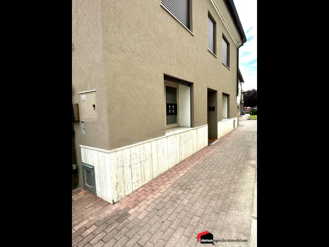 Appartamenti in Vendita - Marano: negozio/ufficio al piano terra