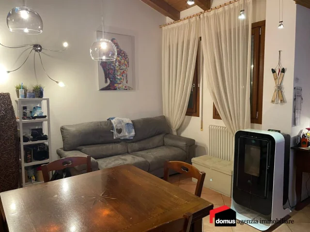 Appartamenti in Vendita - Marano: appartamento locato, indipendente con garage