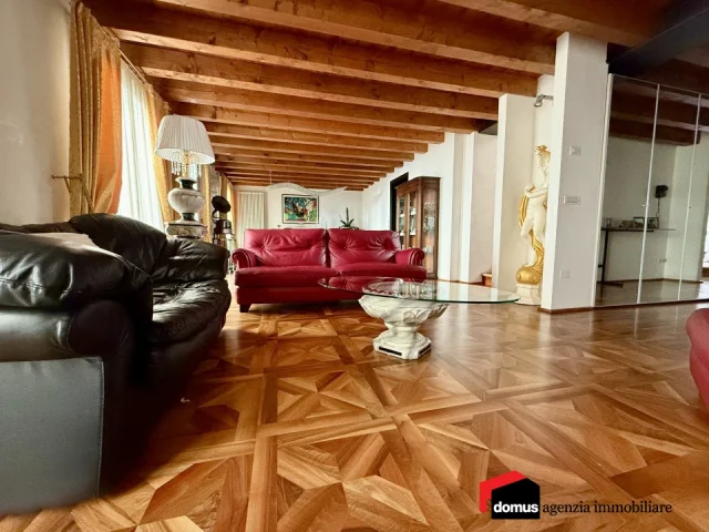 Thiene: palazzo terracielo in centro storico con garage doppio