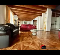 Thiene: palazzo terracielo in centro storico con garage doppio