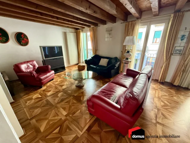 Appartamenti in Vendita - Thiene: palazzo terracielo in centro storico con garage doppio