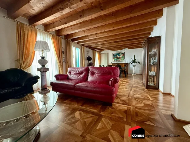 Appartamenti in Vendita - Thiene: palazzo terracielo in centro storico con garage doppio