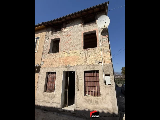 Marano: pozione di rustico di testa da ristrutturare