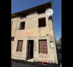 Marano: pozione di rustico di testa da ristrutturare