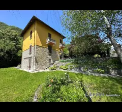 Villetta singola con box e giardino privato