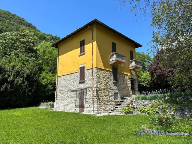 Appartamenti in Vendita - Villetta singola con box e giardino privato