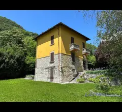 Appartamenti in Vendita - Villetta singola con box e giardino privato