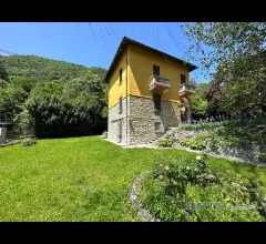 Appartamenti in Vendita - Villetta singola con box e giardino privato