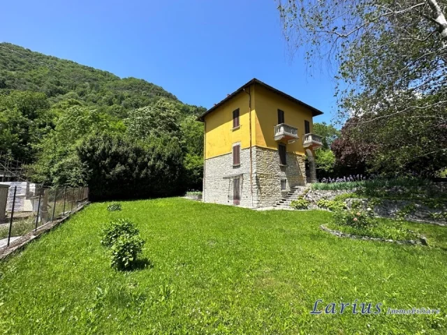 Appartamenti in Vendita - Villetta singola con box e giardino privato