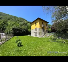 Appartamenti in Vendita - Villetta singola con box e giardino privato