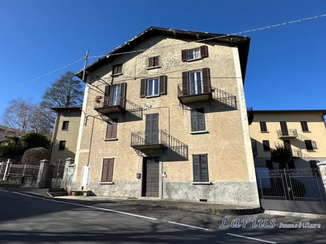 Appartamenti in Vendita - Casa di corte con area di pertinenza