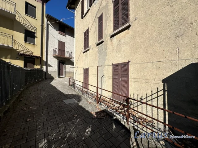 Appartamenti in Vendita - Casa di corte con area di pertinenza