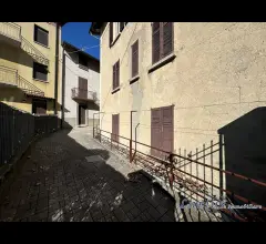 Appartamenti in Vendita - Casa di corte con area di pertinenza