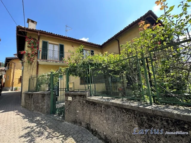 Porzione di casa di corte con balcone