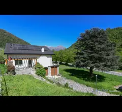 Appartamenti in Vendita - Villa con dependance, giardino privato, piscina e box