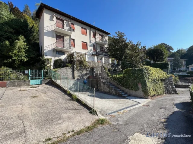 Villa singola con area esterna composta da due appartamenti